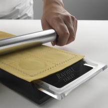 MARCATO Ιταλίας Φόρμα Design 10 θέσεων Μαύρο για Ζυμαρικά Ravioli 34x12.5x2cm και Πλάστης
